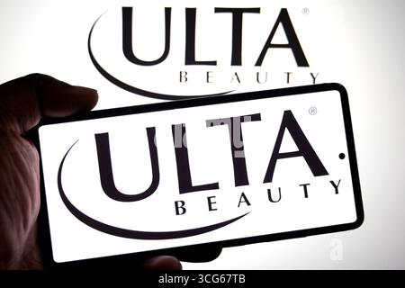 In questa immagine, il logo Ulta Beauty viene visualizzato su uno smartphone e sullo sfondo. Foto Stock