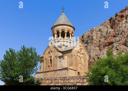 Il complesso monastico Noravank del XIII secolo nella valle di Amaghu, in Armenia Foto Stock