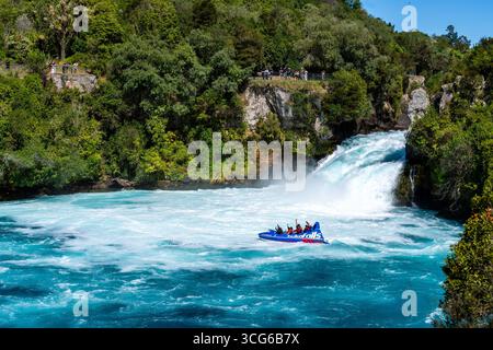 Fotografia della motoscafo Huka Falls sul fiume Waikato, che scorre fuori dal lago Taupo; Taupo, nuova Zelanda, in una splendida giornata estiva. Foto Stock
