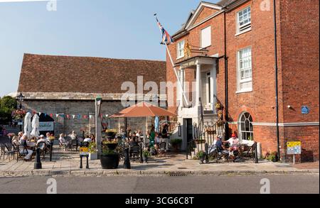 Poole Dorset Inghilterra Regno Unito. 17.08.2025. I clienti cenano ai tavoli fuori dalla vecchia Customs House sul molo a Poole Dorset UK. Foto Stock