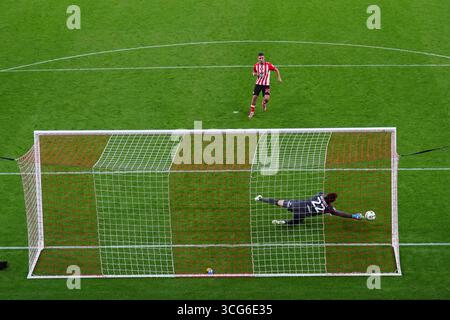 Il Milan Aleksic del Sunderland durante i calci di rigore durante la partita del secondo turno della Carabao Cup allo Stadio della luce di Sunderland. Data foto: Martedì 26 agosto 2025. Foto Stock