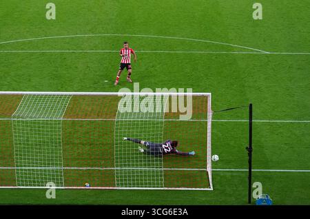 Il Milan Aleksic del Sunderland durante i calci di rigore durante la partita del secondo turno della Carabao Cup allo Stadio della luce di Sunderland. Data foto: Martedì 26 agosto 2025. Foto Stock