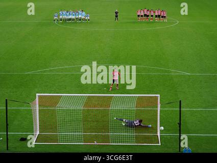 Il Milan Aleksic del Sunderland durante i calci di rigore durante la partita del secondo turno della Carabao Cup allo Stadio della luce di Sunderland. Data foto: Martedì 26 agosto 2025. Foto Stock