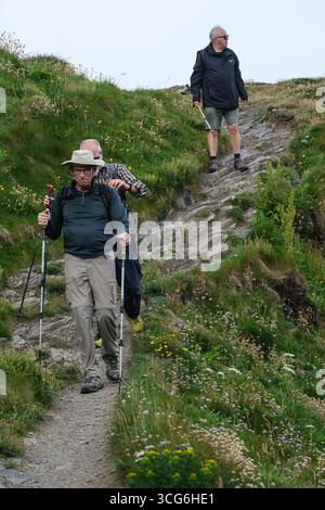Cornovaglia, Inghilterra, Regno Unito escursionisti sul Coast Path vicino alla gola di Tregudda. Foto Stock