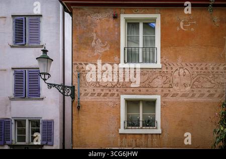 Zurigo, Svizzera - 9 aprile 2024: Facciata ornata di una casa storica con intricate opere d'arte di sgraffito con creature mitiche e motivi floreali Foto Stock