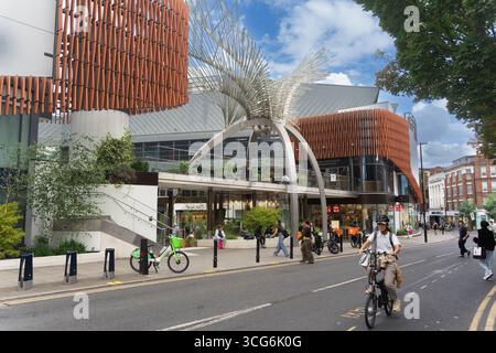 Nelle vicinanze dell'Angel Central Islington Shopping Centre, le persone sono a piedi e in bicicletta Foto Stock