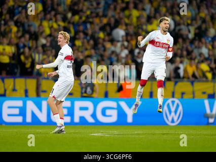 Braunschweig, bassa Sassonia, Germania. 26 agosto 2025. L'attaccante del VfB Stuttgart NICK WOLTEMADE (11) e il centrocampista del VfB Stuttgart ATAKAN KARAZOR (16) festeggiano dopo il rigore convertito di un compagno ai calci durante il primo turno della partita DFB-Pokal tra Eintracht Braunschweig e VfB Stuttgart il 26 agosto 2025, a Braunschweig, Germania. Il match finì 4-4 dopo i tempi supplementari prima che Stoccarda vinsero 8-7 ai rigori. (Credit Image: © Scott Coleman/ZUMA Press Wire) SOLO PER USO EDITORIALE! Non per USO commerciale! Crediti: ZUMA Press, Inc./Alamy Live News Foto Stock