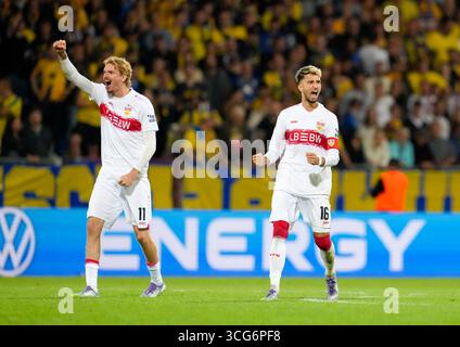 Braunschweig, bassa Sassonia, Germania. 26 agosto 2025. L'attaccante del VfB Stuttgart NICK WOLTEMADE (11) e il centrocampista del VfB Stuttgart ATAKAN KARAZOR (16) festeggiano dopo il rigore convertito di un compagno ai calci durante il primo turno della partita DFB-Pokal tra Eintracht Braunschweig e VfB Stuttgart il 26 agosto 2025, a Braunschweig, Germania. Il match finì 4-4 dopo i tempi supplementari prima che Stoccarda vinsero 8-7 ai rigori. (Credit Image: © Scott Coleman/ZUMA Press Wire) SOLO PER USO EDITORIALE! Non per USO commerciale! Crediti: ZUMA Press, Inc./Alamy Live News Foto Stock