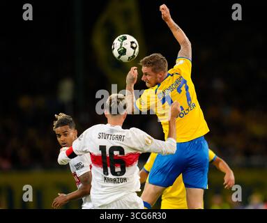 Braunschweig, bassa Sassonia, Germania. 26 agosto 2025. VfB Stuttgart centrocampista ATAKAN KARAZOR (16) contro l'attaccante dell'Eintracht Braunschweig SEBASTIAN POLTER (17) durante il primo turno di Coppa di Germania tra Eintracht Braunschweig e VfB Stuttgart il 26 agosto 2025, a Braunschweig, Germania. Il match finì 4-4 dopo i tempi supplementari prima che Stoccarda vinsero 8-7 ai rigori. (Credit Image: © Scott Coleman/ZUMA Press Wire) SOLO PER USO EDITORIALE! Non per USO commerciale! Crediti: ZUMA Press, Inc./Alamy Live News Foto Stock