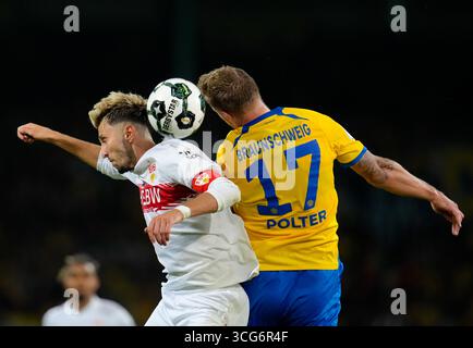 Braunschweig, bassa Sassonia, Germania. 26 agosto 2025. VfB Stuttgart centrocampista ATAKAN KARAZOR (16) contro l'attaccante dell'Eintracht Braunschweig SEBASTIAN POLTER (17) durante il primo turno di Coppa di Germania tra Eintracht Braunschweig e VfB Stuttgart il 26 agosto 2025, a Braunschweig, Germania. Il match finì 4-4 dopo i tempi supplementari prima che Stoccarda vinsero 8-7 ai rigori. (Credit Image: © Scott Coleman/ZUMA Press Wire) SOLO PER USO EDITORIALE! Non per USO commerciale! Crediti: ZUMA Press, Inc./Alamy Live News Foto Stock
