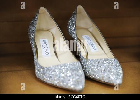Shanghai, Cina - 26 luglio 2025: Scarpe Jimmy Choo Romy Pumps in negozio Foto Stock