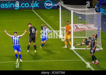 Sheffield, Regno Unito. 26 agosto 2025. Sheffield Wednesday Forward George Brown (29) e il difensore dello Sheffield Wednesday Reece Johnson (27) celebrano il portiere del Leeds United Karl Darlow (26) proprio goal 1-0, il centrocampista del Leeds United Jack Harrison (20) reagisce, durante lo Sheffield Wednesday FC contro Leeds United FC Carabao Cup, 2nd Round match all'Hillsborough Stadium, Sheffield, Inghilterra, Regno Unito il 26 agosto 2025 Credit: Eleanor Hoad Alamy Media Live/Every Second Media Live/Every Second Media Live Foto Stock