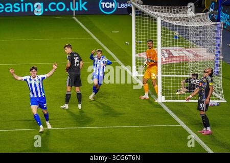 Sheffield, Regno Unito. 26 agosto 2025. Sheffield Wednesday Forward George Brown (29) e il difensore dello Sheffield Wednesday Reece Johnson (27) celebrano il portiere del Leeds United Karl Darlow (26) proprio goal 1-0, il centrocampista del Leeds United Jack Harrison (20) reagisce, durante lo Sheffield Wednesday FC contro Leeds United FC Carabao Cup, 2nd Round match all'Hillsborough Stadium, Sheffield, Inghilterra, Regno Unito il 26 agosto 2025 Credit: Eleanor Hoad Alamy Media Live/Every Second Media Live/Every Second Media Live Foto Stock