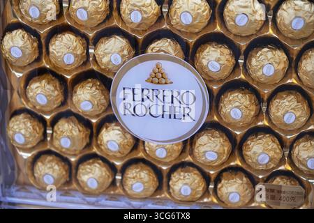 Shanghai, Cina - 28 giugno 2025: Cioccolato di marca Ferrero Rocher Foto Stock