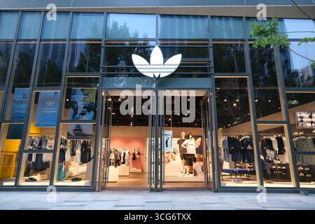 Shanghai, Cina - 28 giugno 2025: Facciata del negozio adidas Foto Stock
