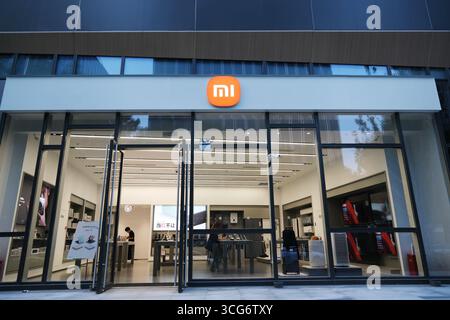 Shanghai, Cina - 28 giugno 2025: Facciata del negozio Xiaomi Foto Stock