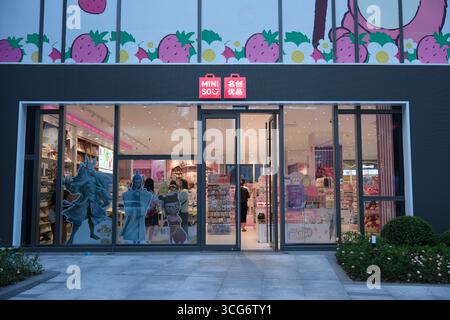 Shanghai, Cina - 28 giugno 2025: Facciata del negozio MINISO Foto Stock