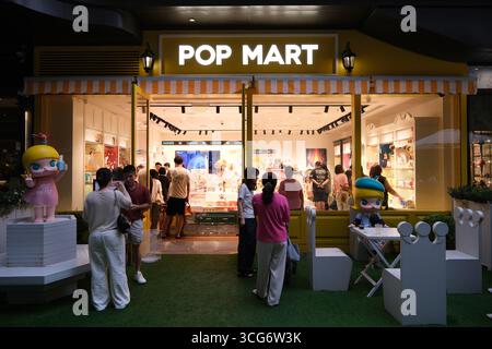 Shanghai, Cina - 14 giugno 2025: Negozio di giocattoli POP MART con persone Foto Stock