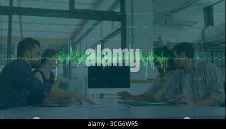 Revisione di documenti su tablet, quattro colleghi che discutono i dati sul monitor in una sala conferenze in vetro Foto Stock