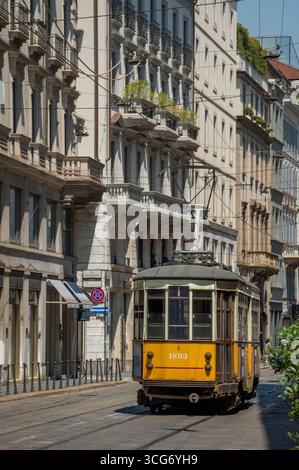 La rete tranviaria di Milano fa parte della rete di trasporto pubblico di Milano, in Italia, gestita dall'azienda trasporti Milanesi (ATM).in funzione dal 1881, la rete è attualmente lunga 180.3Êkm (112.0Êmi), rendendola una delle più grandi al mondo. Comprende 17 linee urbane. L'era Edison (1893Ð1917) nel 1892, la compagnia Edison presentò un progetto per l'elettrificazione della rete tranviaria urbana. La prima fase di questo progetto è stata una linea sperimentale da Piazza del Duomo a corso Sempione attraverso nuove aree residenziali, per dimostrare i vantaggi del nuovo sistema. Foto Stock