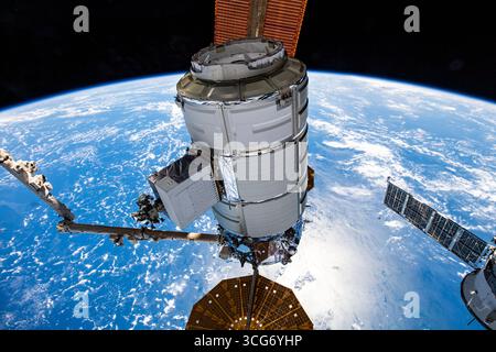 Il cargo spaziale Cygnus nella presa del braccio robotico Canadarm2. 22 dicembre 2023. La nave spaziale Cygnus di Northrop Grumman è raffigurata nell'impugnatura del braccio robotico Canadarm2 poco dopo essere stata staccata dal modulo Unity. Il complesso orbitale si stava innalzando a 260 miglia sopra l'arcipelago delle Seychelles nell'Oceano Indiano al momento di questa fotografia. Credito immagine: NASA/JMoghbeli Foto Stock