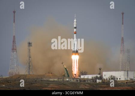 Il Sojuz MS-16 si solleva dal sito 31 presso il cosmodromo di Baikonur in Kazakistan giovedì 9 aprile 2020 inviando in orbita i membri dell'equipaggio della Expedition 63 Chris Cassidy della NASA e Anatoly Ivanishin e Ivan Vagner di Roscosmos per un volo di sei ore verso la stazione spaziale Internazionale e l'inizio di una missione di sei mesi e mezzo. Il calore dei motori a razzo ha lasciato un brivido nell'aria intorno al lancio. Una versione ottimizzata di un'immagine originale della NASA: Credito: NASA/VZelentsov Foto Stock