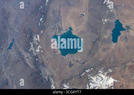 Laghi mongoli. Mentre la stazione spaziale Internazionale orbitava 260 miglia sopra, sono stati fotografati due laghi salini Uvs (a sinistra) e Khyargas (a destra) situati nella regione nord-occidentale della Mongolia. Entrambi i bacini sono annidati tra le regioni montane che ospitano molti ecosistemi diversi. 12 ottobre 2023 una versione ottimizzata di un'immagine ISS originale: Credito: NASA/JAXA/SFurukawa. Solo per uso editoriale. Foto Stock
