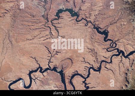 Il lago Powell scorre attraverso la Glen Canyon National Recreation area, USA. Mentre la stazione spaziale Internazionale orbita a 260 miglia sopra lo Utah sud-orientale, il lago Powell si snoda attraverso l'aspro paesaggio della Glen Canyon National Recreation area. Essendo uno dei due bacini idrici per il bacino del fiume Colorado, si estende per quasi 186 km attraverso Arizona e Utah. Una versione ottimizzata di un'immagine ISS originale: Credito: NASA/ESA. Solo per uso editoriale. Foto Stock