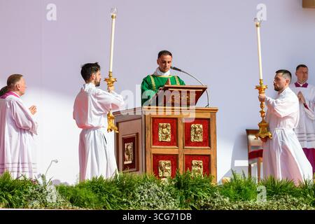 Un sacerdote che legge il Vangelo alla Santa messa di chiusura del Giubileo della Gioventù presso il campo di Tor Vergata a Roma, Italia. Foto Stock