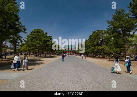 Persone che camminano su Jingumichi Dori Avenue verso Heian Jingu Outemmon Gate, Okazaki Park, Okazaki Saishojicho, Sakyo Ward, Kyoto, Giappone Foto Stock