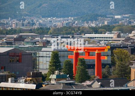 Vista aerea del santuario Heian-Jingu Grand Torii, Sakyo, Kyoto, Kansai, Honshu, Giappone Foto Stock