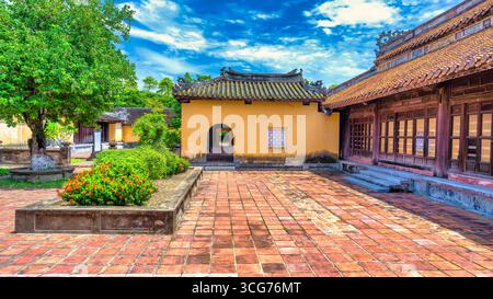 Vista della cittadella proibita sopra e delle antiche case con tetti in piastrelle a Hue, Vietnam Foto Stock