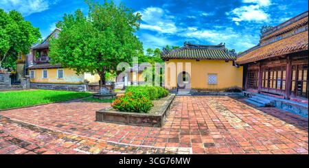 Vista della cittadella proibita sopra e delle antiche case con tetti in piastrelle a Hue, Vietnam Foto Stock