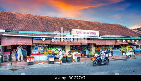 Mercato di Bao Vinh. Il mercato tradizionale conserva ancora l'architettura e la cultura del XIX secolo, questo luogo era un vivace porto commerciale. Foto Stock
