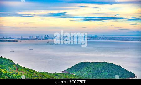 La città di da Nang vista dalla cima del pass hai Van, una città turistica con un concorso mondiale annuale di fuochi d'artificio. Foto Stock