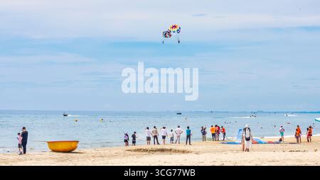 Questa è una splendida vista sulla spiaggia di My Khe, una famosa attrazione turistica a Danang, in Vietnam. Foto Stock