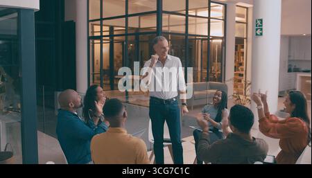 Uomo, presentazione e applausi in riunioni, team o conversazione con la società di vendita. Aumento dei profitti, dipendenti o feedback con congratulazioni Foto Stock