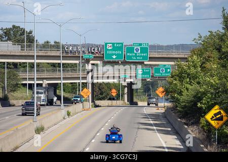 Burlington, Iowa, Stati Uniti. 26 agosto 2025. Gli attivisti politici del gruppo indivisibile dell'Iowa hanno tenuto segnali di "SCHIACCIAMENTO DEL GHIACCIO" su un cavalcavia autostradale per protestare contro la politica di applicazione dell'immigrazione degli Stati Uniti. Credito: Keith Turrill/Alamy Live News Foto Stock