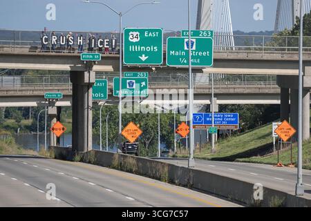 Burlington, Iowa, Stati Uniti. 26 agosto 2025. Gli attivisti politici del gruppo indivisibile dell'Iowa hanno tenuto segnali di "SCHIACCIAMENTO DEL GHIACCIO" su un cavalcavia autostradale per protestare contro la politica di applicazione dell'immigrazione degli Stati Uniti. Credito: Keith Turrill/Alamy Live News Foto Stock