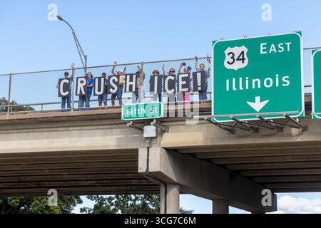 Burlington, Iowa, Stati Uniti. 26 agosto 2025. Gli attivisti politici del gruppo indivisibile dell'Iowa hanno tenuto segnali di "SCHIACCIAMENTO DEL GHIACCIO" su un cavalcavia autostradale per protestare contro la politica di applicazione dell'immigrazione degli Stati Uniti. Credito: Keith Turrill/Alamy Live News Foto Stock