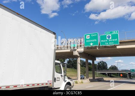 Burlington, Iowa, Stati Uniti. 26 agosto 2025. Gli attivisti politici del gruppo indivisibile dell'Iowa hanno tenuto segnali di "SCHIACCIAMENTO DEL GHIACCIO" su un cavalcavia autostradale per protestare contro la politica di applicazione dell'immigrazione degli Stati Uniti. Credito: Keith Turrill/Alamy Live News Foto Stock