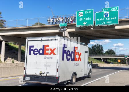 Burlington, Iowa, Stati Uniti. 26 agosto 2025. Gli attivisti politici del gruppo indivisibile dell'Iowa hanno tenuto segnali di "SCHIACCIAMENTO DEL GHIACCIO" su un cavalcavia autostradale per protestare contro la politica di applicazione dell'immigrazione degli Stati Uniti. Credito: Keith Turrill/Alamy Live News Foto Stock