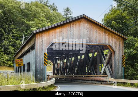 Storico ponte coperto di Bissell a Charlemont, Massachusetts, Stati Uniti Foto Stock