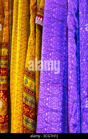 Colorato saris indiano con motivi intricati. Sfondo tessile. Foto Stock