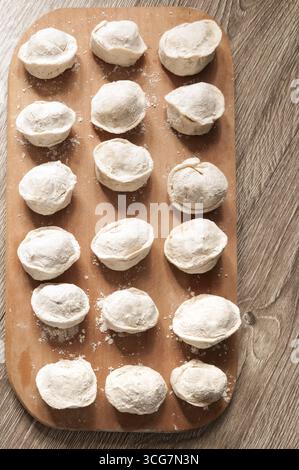 Gnocchi fatti in casa su un tagliere Foto Stock
