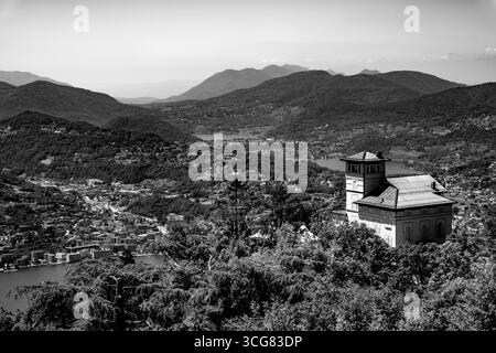 Casa e vista panoramica sul Lago di Lugano, montagna e paesaggio urbano in una giornata estiva di sole a Lugano, Ticino, Svizzera. Foto Stock