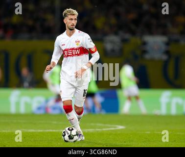 26 agosto 2025, Braunschweig, bassa Sassonia, Germania: Centrocampista del VfB Stoccarda ATAKAN KARAZOR (16) con il pallone durante il primo turno di Coppa di Germania tra Eintracht Braunschweig e VfB Stoccarda il 26 agosto 2025, a Braunschweig, Germania. Il match finì 4-4 dopo i tempi supplementari prima che Stoccarda vinsero 8-7 ai rigori. (Credit Image: © Scott Coleman/ZUMA Press Wire) SOLO PER USO EDITORIALE! Non per USO commerciale! Foto Stock