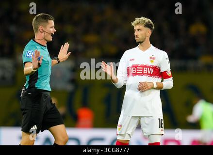 Braunschweig, bassa Sassonia, Germania. 26 agosto 2025. L'arbitro FLORIAN EXNER parla con il centrocampista del VfB Stuttgart ATAKAN KARAZOR (16) dopo una giocata durante la partita del primo turno della DFB-Pokal tra Eintracht Braunschweig e VfB Stuttgart il 26 agosto 2025, a Braunschweig, Germania. Il match finì 4-4 dopo i tempi supplementari prima che Stoccarda vinsero 8-7 ai rigori. (Credit Image: © Scott Coleman/ZUMA Press Wire) SOLO PER USO EDITORIALE! Non per USO commerciale! Foto Stock