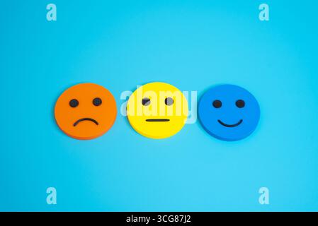 Affronta sorrisi da tristi a felici. Valutazione. Sondaggio sulla soddisfazione per il servizio o il prodotto. Valutazione, feedback dei clienti e valutazione dell'esperienza Foto Stock