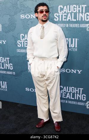 New York, Stati Uniti. 26 agosto 2025. MANHATTAN, NEW YORK CITY, NEW YORK, Stati Uniti d'America - AGOSTO 26: Rapper portoricano, cantante, attore, produttore discografico e wrestler professionista Bad Bunny (Benito Antonio Martinez Ocasio) che indossa Saint Laurent arriva alla prima di New York della Columbia Pictures 'Catted Stealing' tenutasi a Regal Union Square il 26 agosto 2025 a Manhattan, New York City, New York, New York, Stati Uniti. ( Credito: Image Press Agency/Alamy Live News Foto Stock